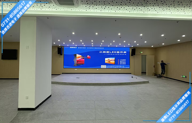 長沙寧鄉(xiāng)縣某中學(xué)報告大廳LED顯示屏.jpg